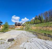 Stavebné pozemky v lokalite Slnečná úboč, Levočská Dolina - Pozemky - bývanie v Levočskej doline pri Levoči obklopené zeleňou a drevenými stavbami.