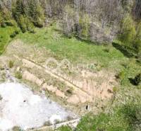 Stavebné pozemky v lokalite Slnečná úboč, Levočská Dolina - Pozemok pre bývanie v Levoči, Levočskej doline, obklopený prírodou a zalesnenými oblasťami.