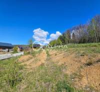 Stavebné pozemky v lokalite Slnečná úboč, Levočská Dolina - Pozemky - bývanie v Levočskej doline, Levoča, s výhľadom na zeleň.