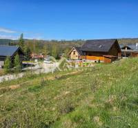 Stavebné pozemky v lokalite Slnečná úboč, Levočská Dolina - Chata v Levočskej doline s výhľadom na zelené pláne, vhodná na pozemky - bývanie.