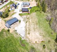 Stavebné pozemky v lokalite Slnečná úboč, Levočská Dolina - Pozemky - bývanie v Levočskej doline, Levoča so zeleňou, budovami a lesom v blízkosti.