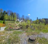 Stavebné pozemky v lokalite Slnečná úboč, Levočská Dolina - Pozemok na bývanie v Levočskej doline, Levoča, obklopený lesným porastom a prírodou.