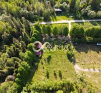 EXKLUZÍVNE stavebný pozemok, Nálepkovo časť Tretí Hámor, okres Gelnica - Letecký pohľad na pozemok na bývanie obklopený zeleňou v Nálepkove na ulici Tretí Hámor.