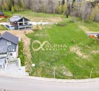 Stavebný pozemok lokalita Slnečná úboč, Levočská Dolina, okres Levoča - Pozemky na bývanie v Levoči, obklopené zeleňou a rodinnými domami.