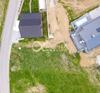 Stavebný pozemok lokalita Slnečná úboč, Levočská Dolina, okres Levoča - Letecký pohľad na pozemky vhodné na bývanie v Levoči s dvoma domami a ulicou.