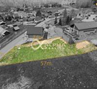 Stavebný pozemok lokalita Slnečná úboč, Levočská Dolina, okres Levoča - Pozemky na bývanie v Levoči, vyznačená parcela obklopená zástavbou a prírodou.