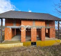 Rodinný dom, obec Spišský Hrhov, okres Levoča - Nedokončený rodinný dom na Grófskej ulici v Spišskom Hrhove, postavený z tehál.