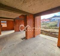 Rodinný dom, obec Spišský Hrhov, okres Levoča - Nedokončený rodinný dom na Grófskej ulici v Spišskom Hrhove so surovou tehlovou stavbou.