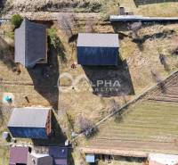 Rodinný dom, obec Spišský Hrhov, okres Levoča - Pohľad zhora na tri rodinné domy a záhrady na Grófskej ulici v Spišskom Hrhove.