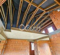 Rodinný dom, obec Spišský Hrhov, okres Levoča - Stavba rodinného domu na Grófskej ulici v Spišskom Hrhove s tehlovými stenami a dreveným trámami.