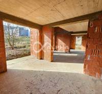 Rodinný dom, obec Spišský Hrhov, okres Levoča - Nedokončená stavba rodinného domu na Grófskej ulici v Spišskom Hrhove s okennými otvormi.