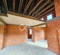 Rodinný dom, obec Spišský Hrhov, okres Levoča - Rodinný dom v štádiu výstavby s tehlovými stenami a priznanými nosníkmi na strope.