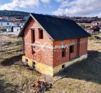 Rodinný dom, obec Spišský Hrhov, okres Levoča - Rodinný dom na ulici Grófska v Spišskom Hrhove, rozostavaný, bez omietky, na svahu.