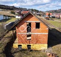 Rodinný dom, obec Spišský Hrhov, okres Levoča - Nedokončený rodinný dom na Grófskej ulici v Spišskom Hrhove s otvorenou konštrukciou.