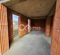 Rodinný dom, obec Spišský Hrhov, okres Levoča - Nedokončená stavba rodinného domu na Grófskej ulici v Spišskom Hrhove, neomietnuté tehlové steny.