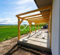 EXKLUZÍVNE: Novostavba 4i bungalov, obec Harichovce, okres Sp. Nová Ve - Rodinný dom v Harichovciach so stavbou terasy a výhľadom na zelenú krajinu.