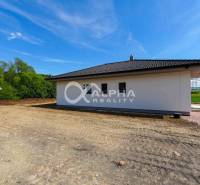 EXKLUZÍVNE: Novostavba 4i bungalov, obec Harichovce, okres Sp. Nová Ve - Rodinný dom v Harichovciach s bielou fasádou a okolím pripraveným na terénne úpravy.