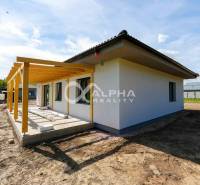 EXKLUZÍVNE: Novostavba 4i bungalov, obec Harichovce, okres Sp. Nová Ve - Rodinný dom v Harichovciach so strechou a novou pergolou, pripravený terén na úpravy.