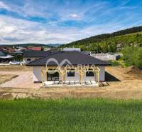 EXKLUZÍVNE: Novostavba 4i bungalov, obec Harichovce, okres Sp. Nová Ve - Rodinný dom v Harichovciach s novostavbou, pergolou a panoramatickým výhľadom na prírodu.