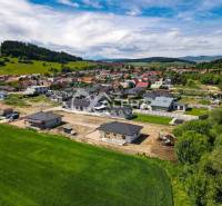 EXKLUZÍVNE: Novostavba 4i bungalov, obec Harichovce, okres Sp. Nová Ve - Krásny výhľad na rodinné domy v Harichovciach s okolitou zelenou krajinou.
