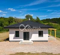 EXKLUZÍVNE: Novostavba 4i bungalov, obec Harichovce, okres Sp. Nová Ve - Rodinný dom v Harichovciach s jednoduchou strechou obklopený prírodnou scenériou.