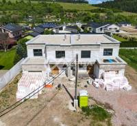 Exkluzívne na predaj, rodinný dom, obec Harichovce, okres Spišská Nová - Rodinný dom v Harichovciach vo výstavbe, obklopený zeleňou a ďalšími domami.