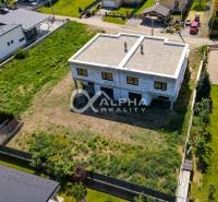 Exkluzívne na predaj, rodinný dom, obec Harichovce, okres Spišská Nová - Dvojposchodový rodinný dom v Harichovciach s nezastavaným pozemkom a okolitou zeleňou.