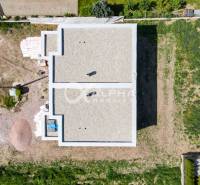 Exkluzívne na predaj, rodinný dom, obec Harichovce, okres Spišská Nová - Stavba rodinného domu v Harichovciach, pohľad zhora, okolo stavby sú voľné pozemky.