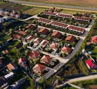 Exkluzívne novostavba rodinný dom - bungalov, Spišské Podhradie - Letecký pohľad na usporiadanie viacerých rodinných domov v Spišskom Podhradí s pozemkami.