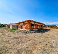 Exkluzívne novostavba rodinný dom - bungalov, Spišské Podhradie - Novostavby rodinných domov v Spišskom Podhradí na rozľahlom pozemku s modrou oblohou.