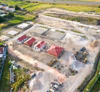 Exkluzívne novostavba rodinný dom - bungalov, Spišské Podhradie - Letecký pohľad na rozostavané rodinné domy v Spišskom Podhradí, rozložené na pripravenej ploche.