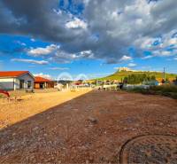 Exkluzívne novostavba rodinný dom - bungalov, Spišské Podhradie - Rodinný dom v Spišskom Podhradí s výhľadom na hrad, obloha s oblakmi.