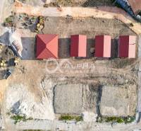 Exkluzívne novostavba rodinný dom - bungalov, Spišské Podhradie - Pohľad zhora na výstavbu piatich rodinných domov v Spišskom Podhradí.