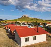 Exkluzívne novostavba rodinný dom - bungalov, Spišské Podhradie - Rodinný dom v Spišskom Podhradí s červenou strechou, v pozadí Spišský hrad.