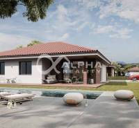 Exkluzívne novostavba rodinný dom - bungalov, Spišské Podhradie - Rodinný dom v Spišskom Podhradí s bazénom, ležadlami a červeným autom na pozadí.