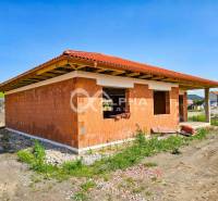 Exkluzívne novostavba rodinný dom - bungalov, Spišské Podhradie - Rodinný dom v Spišskom Podhradí počas výstavby so škridlovou strechou.