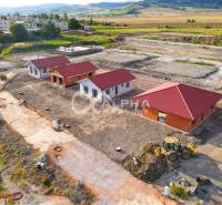 Exkluzívne novostavba rodinný dom - bungalov, Spišské Podhradie - Stavebný projekt rodinných domov v Spišskom Podhradí s červenými strechami a okolitou krajinou.