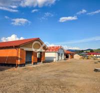 Exkluzívne novostavba rodinný dom - bungalov, Spišské Podhradie - Stavebný proces nových rodinných domov v Spišskom Podhradí s červenou strechou.