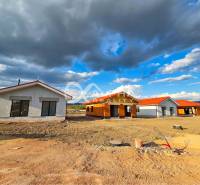 Exkluzívne novostavba rodinný dom - bungalov, Spišské Podhradie - Rodinný dom v Spišskom Podhradí: tri novostavby s červenou strechou na rozľahlom pozemku.