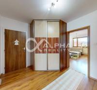 EXKLUZÍVNE 3i byt s loggiou, Spišské Podhradie - Vstupná hala v 3-izbovom byte s podlahou s dreveným dekorom a vstavanou skriňou.