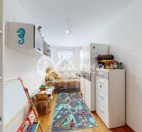 EXKLUZÍVNE 3i byt s loggiou, Spišské Podhradie - Detská izba v 3-izbovom byte, s hračkami, nábytkom a podlahou s dreveným dekorom.