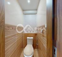 EXKLUZÍVNE 3i byt s loggiou, Spišské Podhradie - Kúpeľňa s toaletou v 3-izbovom byte, s keramickými obkladmi a dreveným dekorom.