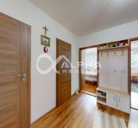 EXKLUZÍVNE 3i byt s loggiou, Spišské Podhradie - Vstupná hala v 3-izbovom byte s drevenými dverami a podlahou s dreveným dekorom.