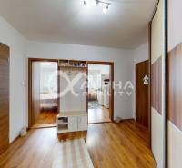 EXKLUZÍVNE 3i byt s loggiou, Spišské Podhradie - Vstupná hala v 3-izbovom byte s podlahou s dreveným dekorom a zabudovaným nábytkom.