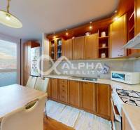 EXKLUZÍVNE 3i byt s loggiou, Spišské Podhradie - Kuchyňa v 3-izbovom byte s nábytkom a podlahou s dreveným dekorom, osvetlená jedálenská časť.