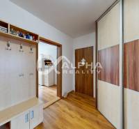 EXKLUZÍVNE 3i byt s loggiou, Spišské Podhradie - Chodba v 3-izbovom byte s podlahou s dreveným dekorom, vstavaná skriňa a nástenný vešiak.