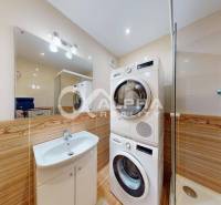 EXKLUZÍVNE 3i byt s loggiou, Spišské Podhradie - Kúpeľňa v 3-izbovom byte s práčkou, sušičkou, sprchovacím kútom a umývadlom.