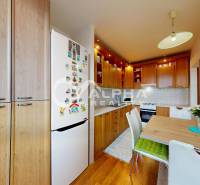 EXKLUZÍVNE 3i byt s loggiou, Spišské Podhradie - Drevený nábytok a kuchyňa s dekorom v 3-izbovom byte.