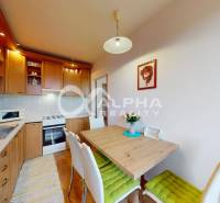 EXKLUZÍVNE 3i byt s loggiou, Spišské Podhradie - Kuchyňa v 3-izbovom byte s podlahou s dreveným dekorom a jedálenským stolom.