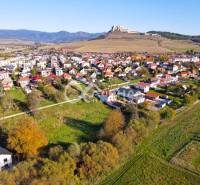 EXKLUZÍVNE stavebné pozemky, Spišské Podhradie - Letecký pohľad na pozemky pre bývanie v Spišskom Podhradí s panorámou hradu.